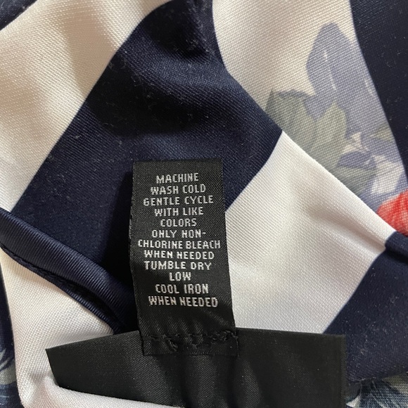 2/$15 INC Short sleeve Top - Picture 4 of 4